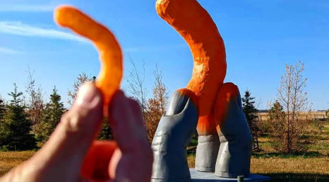 Colocan-en-pueblo-de-Canada-la-estatua-de-un-Cheeto