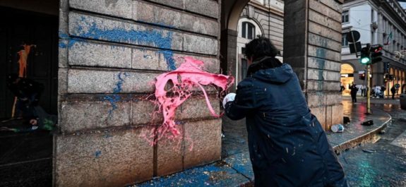 Activistas-ambientales-arrojan-pintura-a-entrada-de-La-Scala-de-Milan