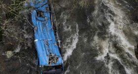 En España cae autobús a rio y mueren 6 pasajeros