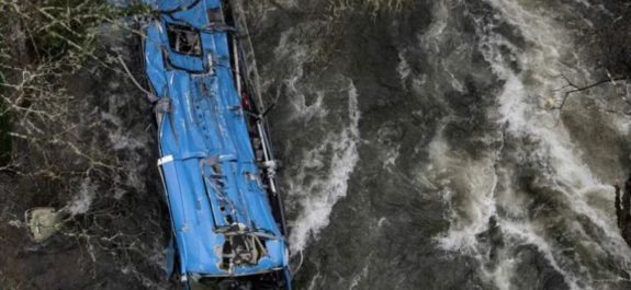 En España cae autobús a rio y mueren 6 pasajeros