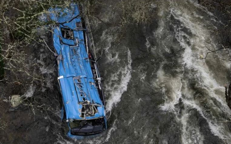 En España cae autobús a rio y mueren 6 pasajeros