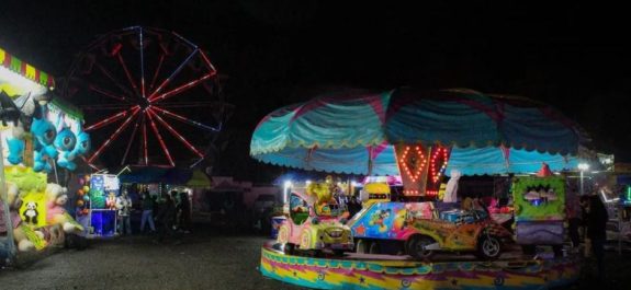 En el municipio de Huejutla, Hidalgo, una menor de edad resultó herida al salirse de un juego mecánico en la feria de la Nochebuena, por lo que fue auxiliada y trasladada por paramédicos de la Cruz Roja a una clínica particular para que recibiera atención. De acuerdo con los padres de la menor, se habría caído debido a que falló el seguro del juego mecánico llamado “El Traban”. La niña quedó colgada por varios minutos y el operador tardó mucho tiempo en parar la máquina, de acuerdo con la versión. Tras este incidente la menor resultó con golpes por la caída, con una herida en la cabeza, por lo que fue necesario atenderla médicamente primero por paramédicos de lugar, quienes se encargaron de su traslado a un hospital de la zona. Cabe destacar que el juego mecánico fue cerrado de manera temporal, pues aún falta que personal de la dirección de Protección Civil (PC) de Huejutla supervise las condiciones de seguridad que tiene para los usuarios, pues este es uno de los preferidos por los asistentes a la feria en su edición 2022.