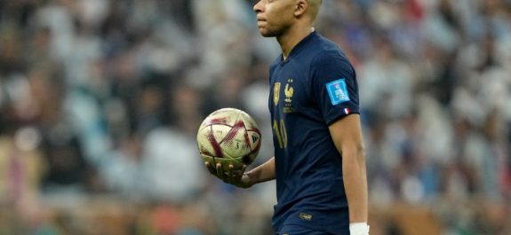 Kylian-Mbappe-es-el-segundo-jugador-en-la-historia-en-hacer-hat-trick-en-una-final-del-Mundial