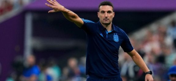 Lionel-Scaloni-DT-de-Argentina-rompio-en-llanto-luego-de-recibir-el-apoyo-de-aficionados-de-su-lugar-de-origen