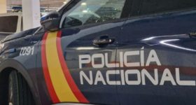En España, policía realiza hallazgo de dos muertos por balazos en una finca