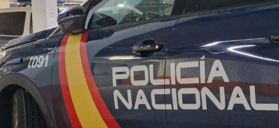 En España, policía realiza hallazgo de dos muertos por balazos en una finca