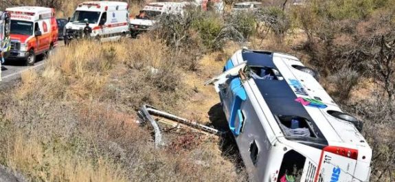 En Guanajuato-Dolores Hgo. accidente en carretera deja saldo de un muerto y 19 heridos
