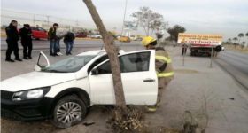 En Torreón, camioneta termina dentro de canal en Periférico; no hubo lesionados