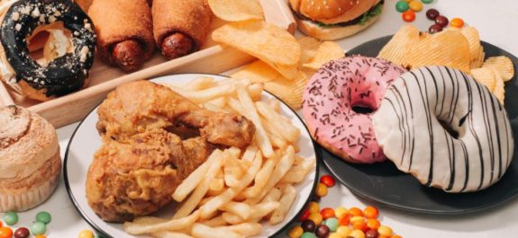 Consumo excesivo de alimentos ultraprocesados está vinculado a un mayor riesgo de cáncer