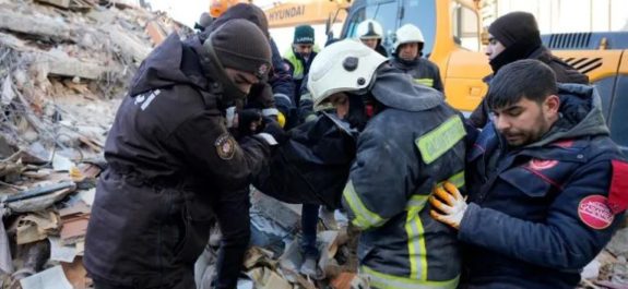 Hombre y mujer son rescatados vivos después de 60 horas del terremoto en Turquía