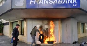 Manifestantes queman