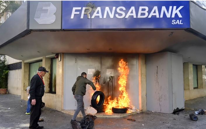 Manifestantes queman