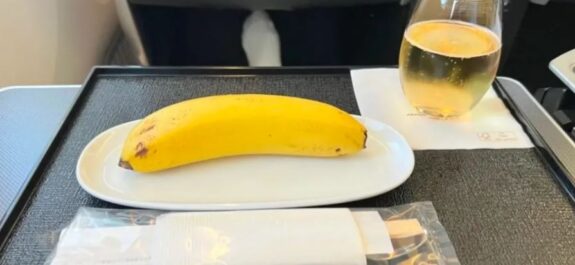 Pide-comida-vegana-en-el-avion-y-le-entregan-un-platano-con-cubiertos