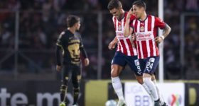 Pumas pierde ante Chivas que ganan su segundo partido consecutivo