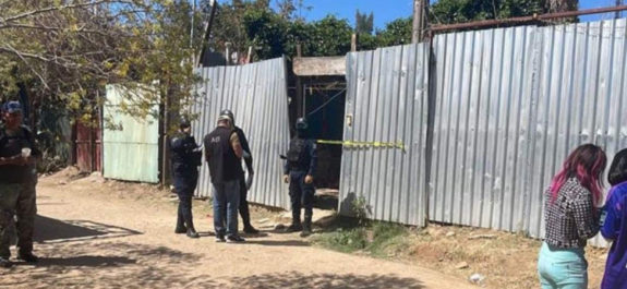 Sujeto asesina a su esposa a puñaladas y deja herida a su hija de 12 años en Oaxaca