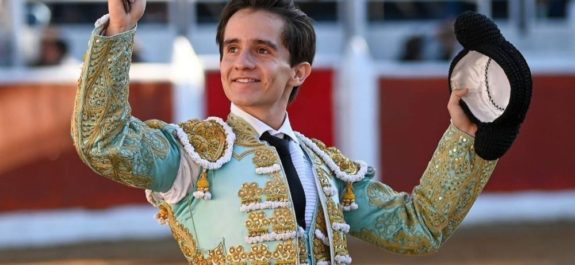 Tanto torero José Sainz como rejoneador Andy Cartagena salieron a hombros