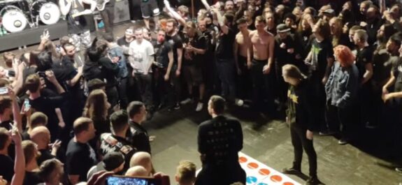 Banda-de-heavy-metal-juega-Twister-con-sus-fans-en-pleno-concierto