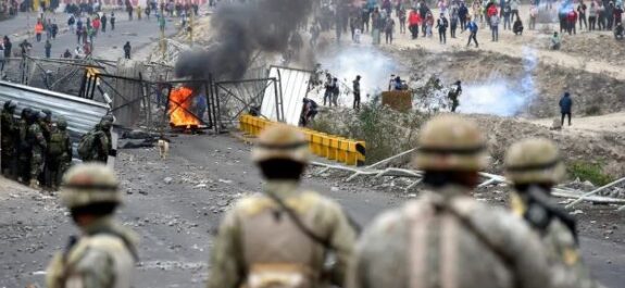 Dos-soldados-muertos-tras-huir-por-un-rio-de-los-manifestantes-en-Peru