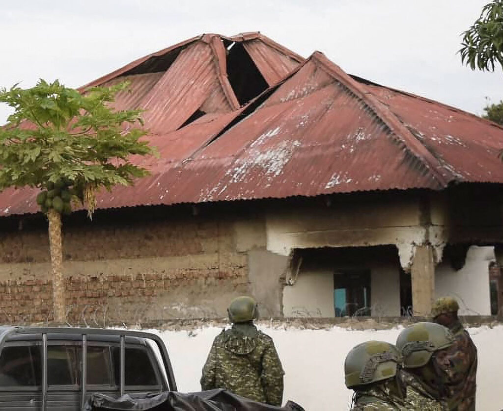 Al menos 37 personas, en su mayoría estudiantes, murieron en el ataque de un grupo rebelde vinculado a la organización yihadista Estado Islámico contra una escuela de secundaria en el oeste de Uganda, muy cerca de la frontera con la República Democrática del Congo (RDC).
