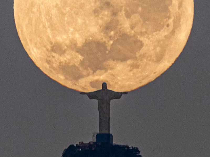 Photographer waited three years and manages to capture Rio's Christ the ...