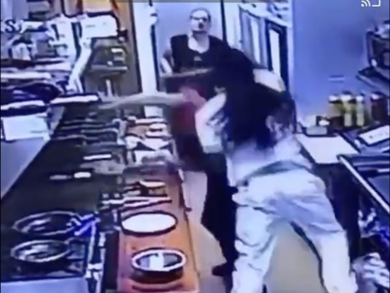 Golpea a cocinera