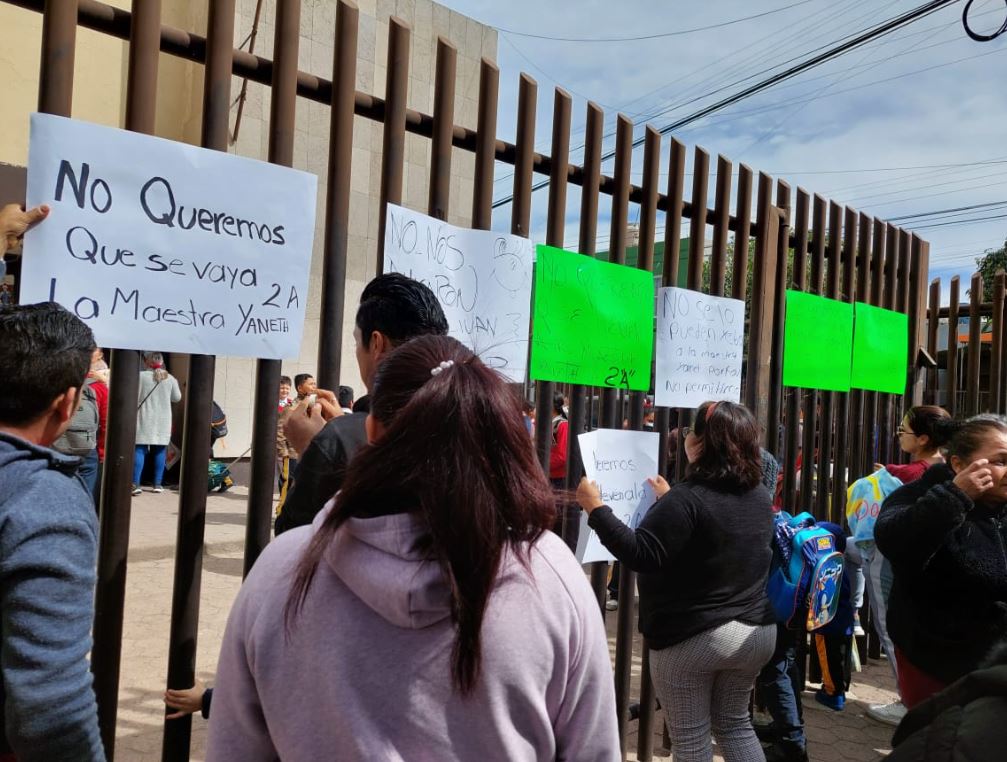 Padres De Familia Protestan Por Despido De Maestros En La Primaria ...