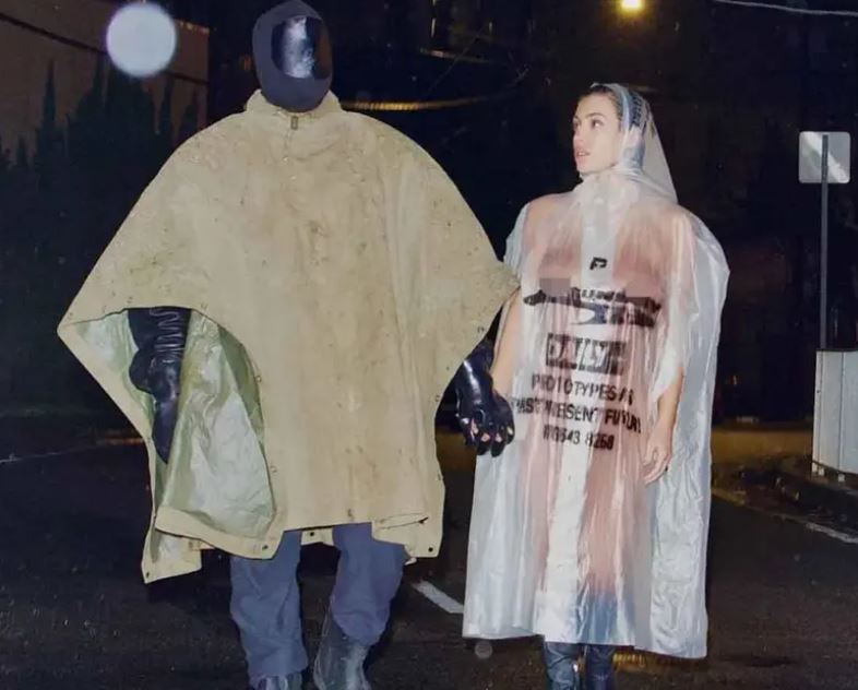Esposa de Kanye West pasea sin ropa con un impermeable transparente – El  Heraldo de San Luis Potosí.