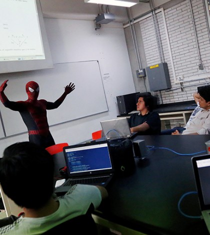 Alumnos de la UNAM tienen al ‘Hombre Araña’ como profesor
