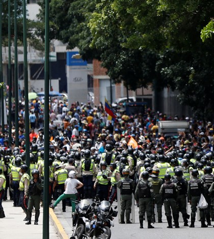 Fuerzas de seguridad reprimen marcha opositora en Venezuela