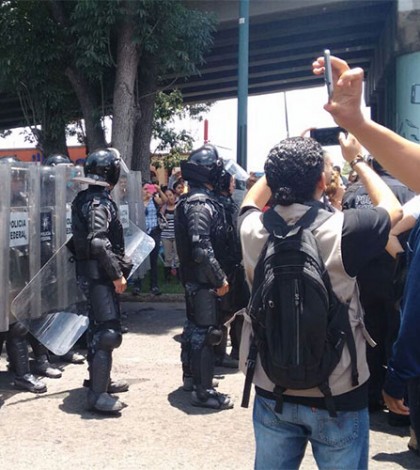 Granaderos y maestros de la CNTE se enfrentan en Morelia