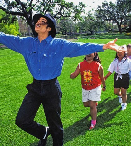 Michael Jackson sí coleccionaba pornografía infantil, revela policía
