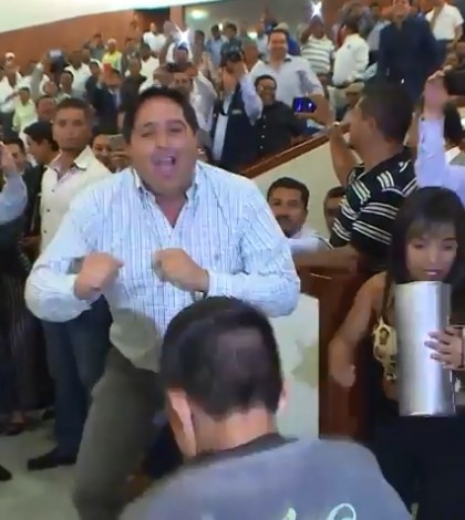 Nuevamente, el diputado José Luis Romero Calzada, hizo el ridículo al ponerse a bailar en el interior del recinto legislativo.