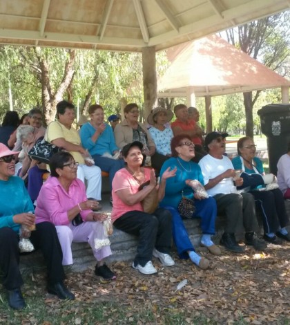 Lorena Valle entregó diversos apoyos  a adultos mayores en Villa de Arista