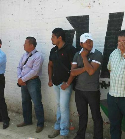 Integrantes de Sección 22 retienen  a seis policías en Oaxaca