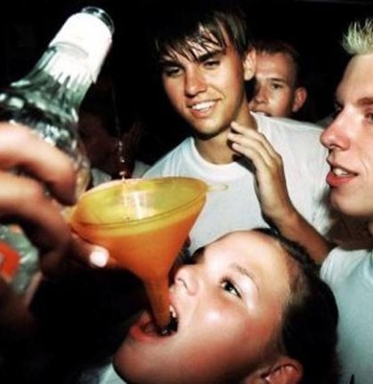 El alcohol que se distribuye en el Estado es demasiado para la juventud: Iglesia