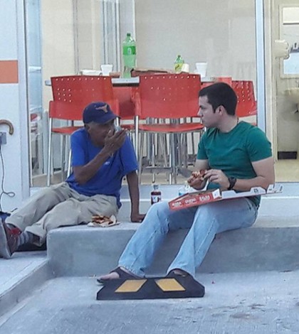 Joven comparte su pizza con señor en la calle y se vuelve viral