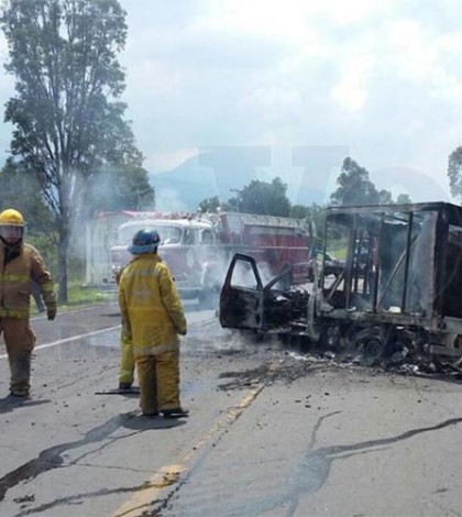 Normalistas queman tres vehículos sobre carretera Zacapu-Morelia