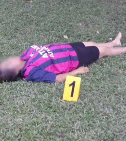 Mujer cae muerta en la cancha en torneo de futbol