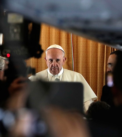 El mundo está en guerra, pero no de religiones: Papa