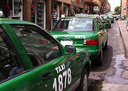Exigen taxistas que la SCT combate efectivamente el “pirataje”