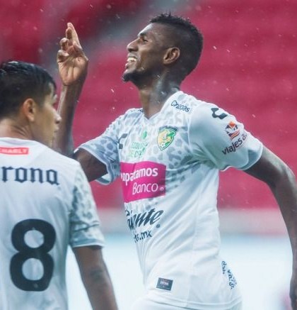 Chivas es goleado por Jaguares en su debut en Copa MX