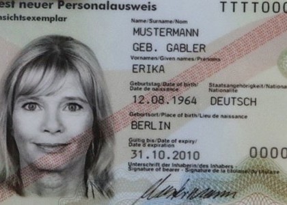 En Alemania calientan sus  tarjetas de identidad en el microondas