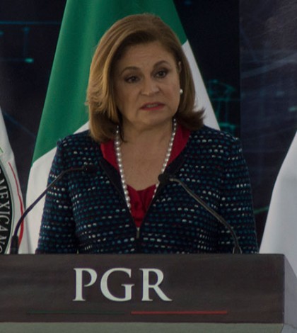 Arely Gómez recibe a familiares de desaparecidos en la PGR