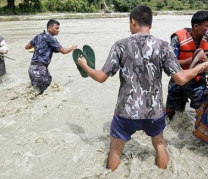 Aumentan a 73 los muertos por inundaciones en Nepal