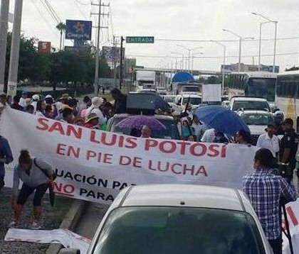 Bloqueo de maestros al Distribuidor Juárez causa gigantesco caos vial en la ciudad