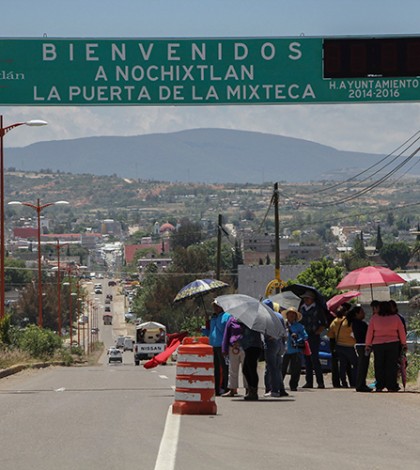 Mantiene la CNTE bloqueos en 17 puntos carreteros de Oaxaca