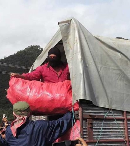 EZLN entrega víveres a la CNTE, en Chiapas