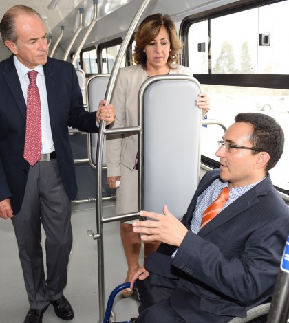 JMCL pone en operación 3 autobuses adaptados para discapacitados