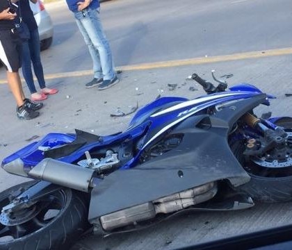 Moto choca contra auto en  Himalaya y Chapultepec: un herido