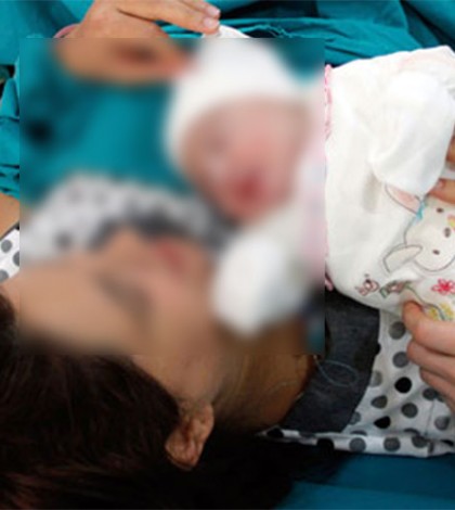 Mujer da a luz afuera de un hospital en Coahuila
